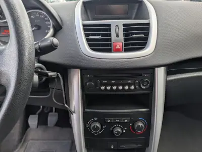 Peugeot 207 2011 - 4250 EUR, 196414 km - AUTO.MOTO.pt - 196414km - foto 15 de 16