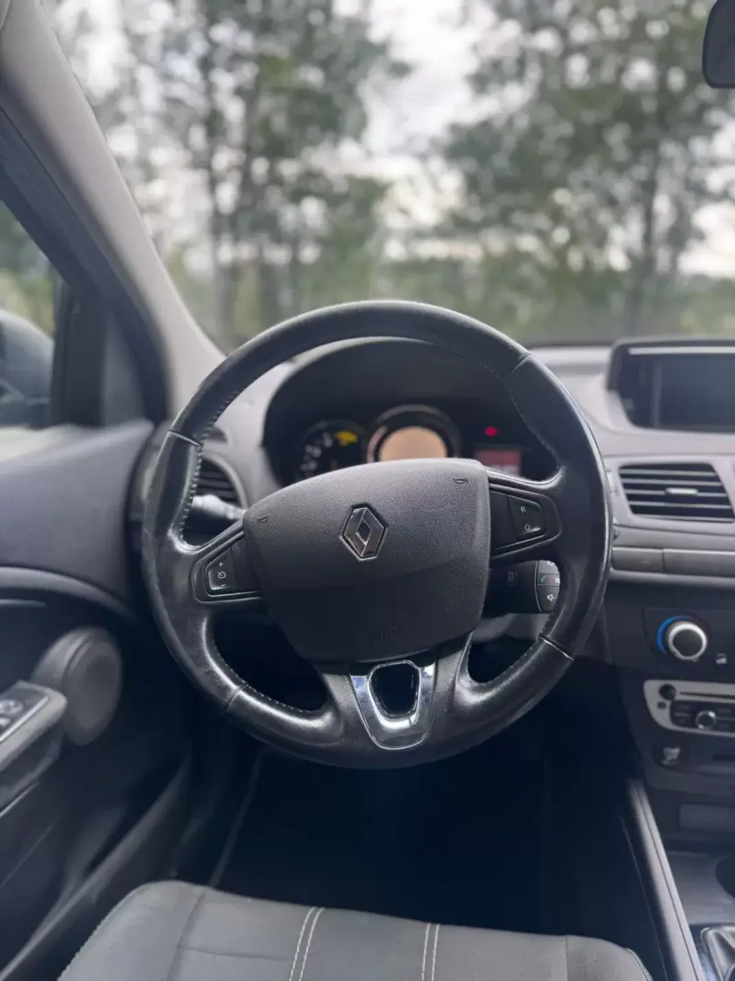 Renault Mégane 2014 - 9500 EUR, 146170 km - AUTO.MOTO.pt - 146170km - foto 9 de 19