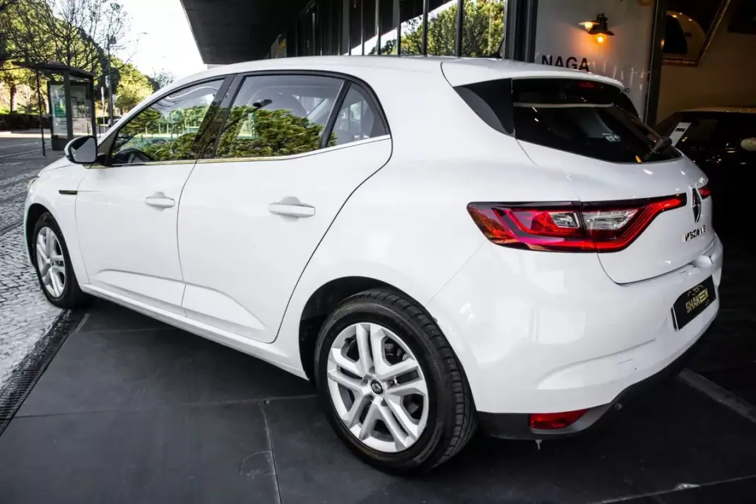 Renault Mégane 2019 - 9870 EUR, 301536 km - AUTO.MOTO.pt - 301536km - foto 3 de 38