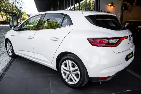 Renault Mégane 2019 - 9870 EUR, 301536 km - AUTO.MOTO.pt - 301536km - foto 3 de 38