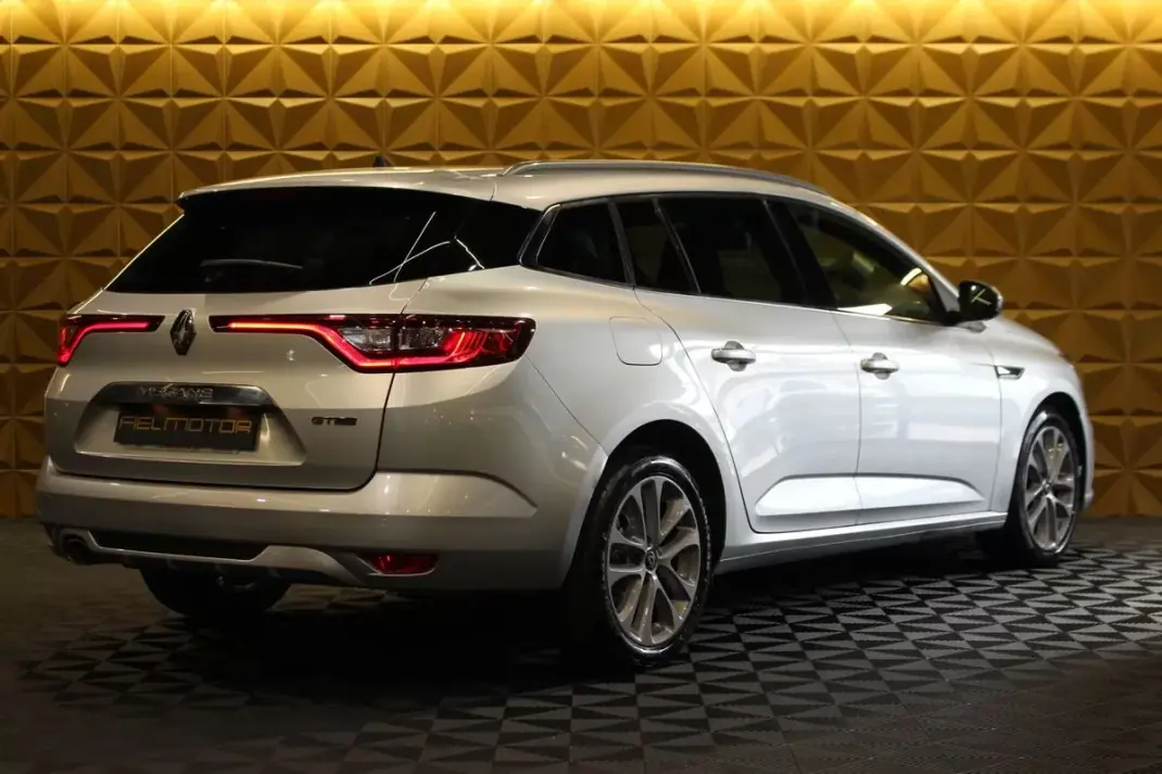 Renault Mégane Sport Tourer 2020 - 16790 EUR, 137000 km - AUTO.MOTO.pt - 137000km - foto 11 de 37