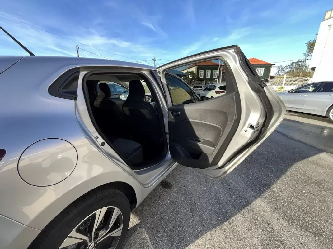 Renault Clio 2023 - 15450 EUR, 66000 km - AUTO.MOTO.pt - 66000km - foto 35 de 43