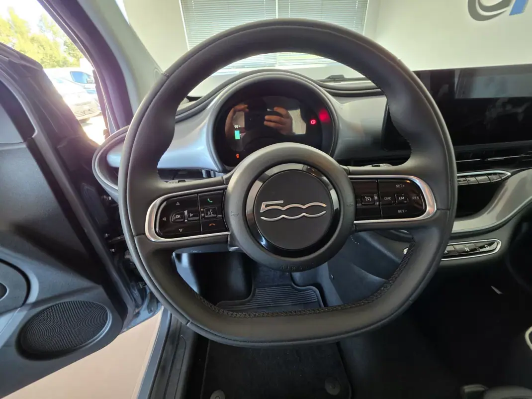 Fiat 500e 2023 - 21750 EUR, 14035 km - 14035km - foto 5 de 9