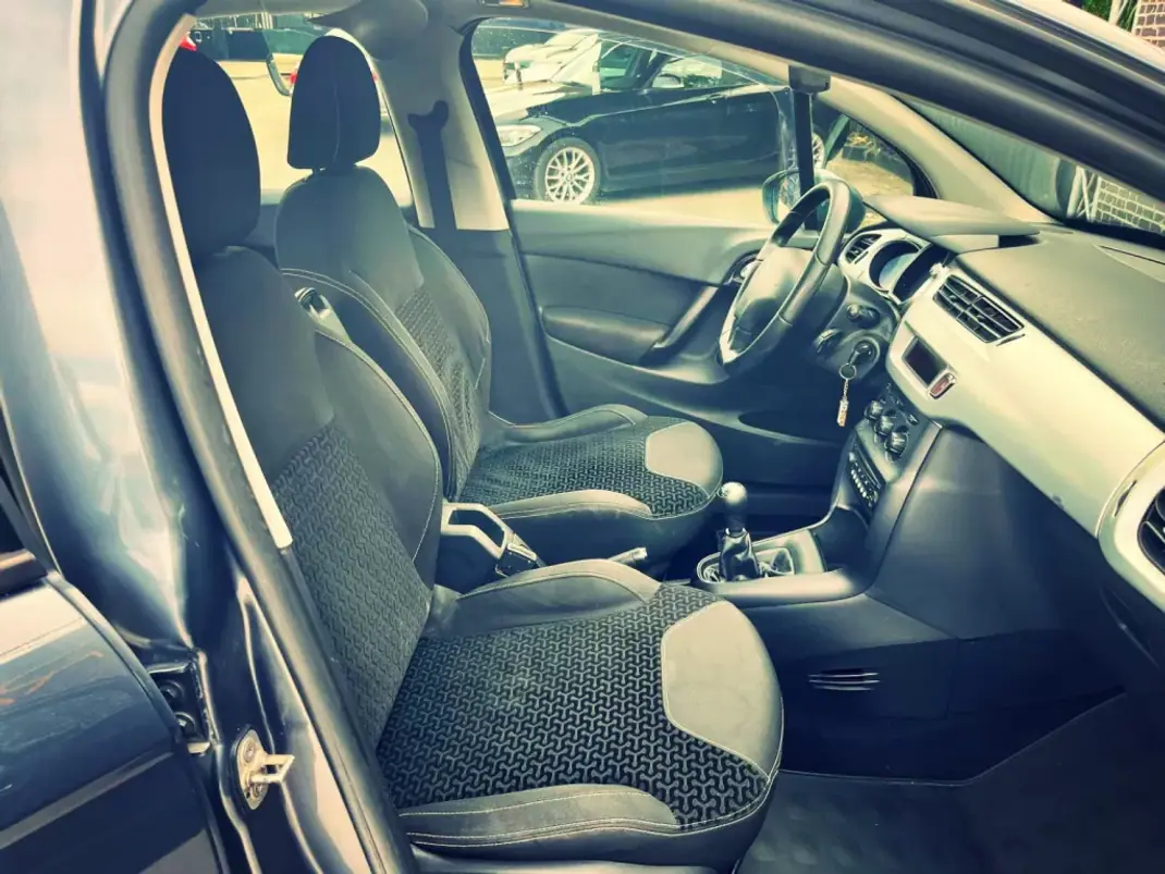 Citroën C3 2011 - 8900 EUR, 162000 km - AUTO.MOTO.pt - 162000km - foto 5 de 9