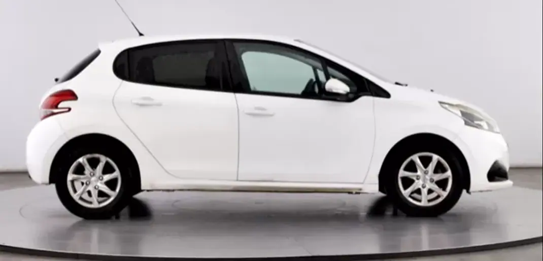 Peugeot 208 2015 - 7490 EUR, 113000 km - AUTO.MOTO.pt - 113000km - foto 4 de 21