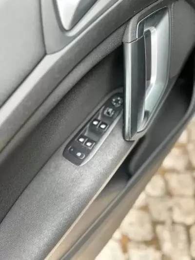 Peugeot 308 2015 - 11900 EUR, 210000 km - AUTO.MOTO.pt - 210000km - foto 33 de 36