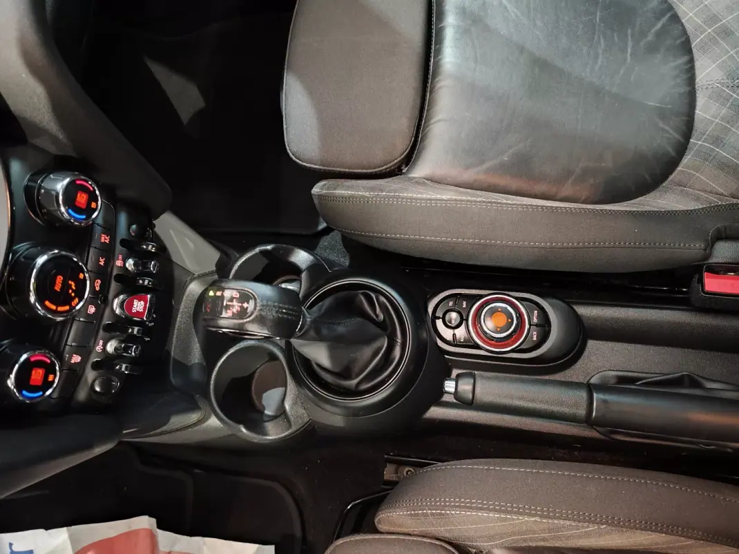 MINI 5 Portas 2017 - 15490 EUR, 76000 km - AUTO.MOTO.pt - 76000km - foto 17 de 27