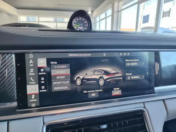 Porsche Panamera 2017 - 67750 EUR, 99900 km - AUTO.MOTO.pt - 99900km - foto 37 de 46