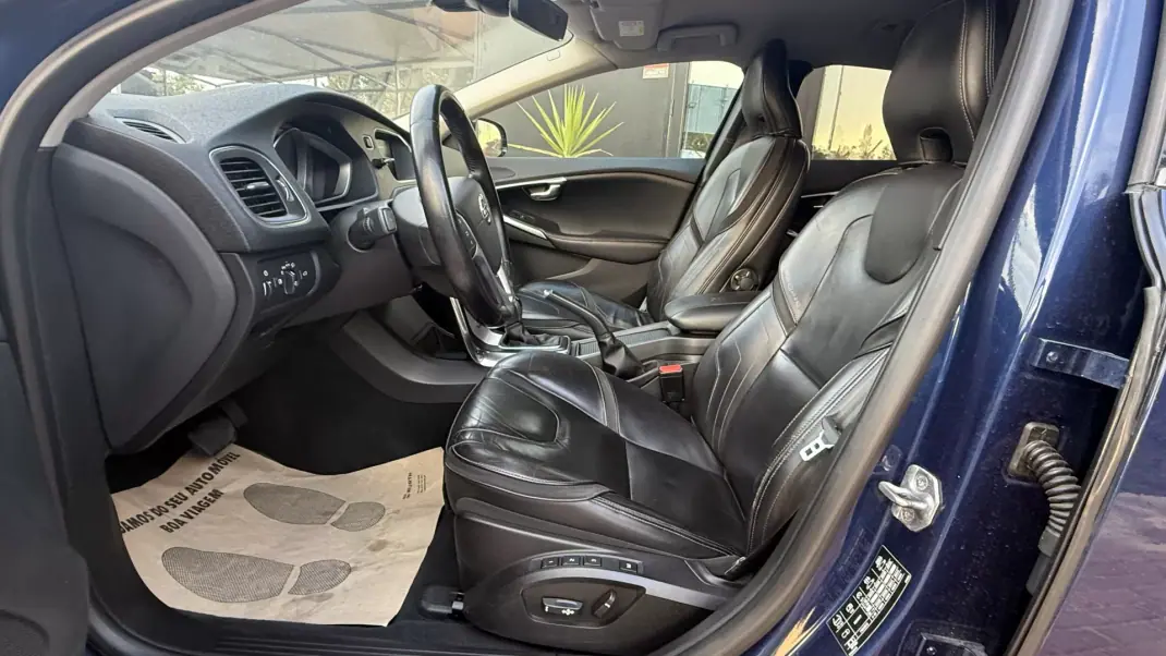 Volvo V40 Cross Country 2015 - 1 EUR, 185000 km - AUTO.MOTO.pt - 185000km - foto 19 de 26