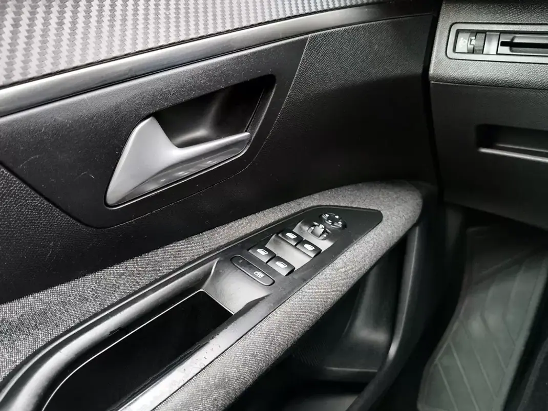 Peugeot 3008 2018 - 15990 EUR, 200391 km - AUTO.MOTO.pt - 200391km - foto 19 de 25