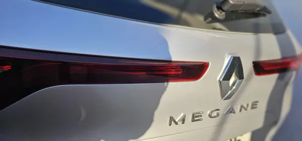 Renault Mégane 2017 - 14900 EUR, 94242 km - AUTO.MOTO.pt - 94242km - foto 10 de 13