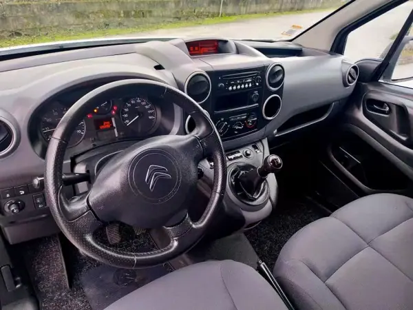 Citroën Berlingo 2016 - 12500 EUR, 126000 km - AUTO.MOTO.pt - 126000km - foto 5 de 9