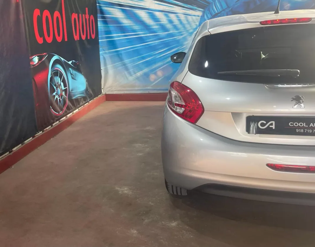 Peugeot 208 2013 - 6999 EUR, 195000 km - AUTO.MOTO.pt - 195000km - foto 15 de 35