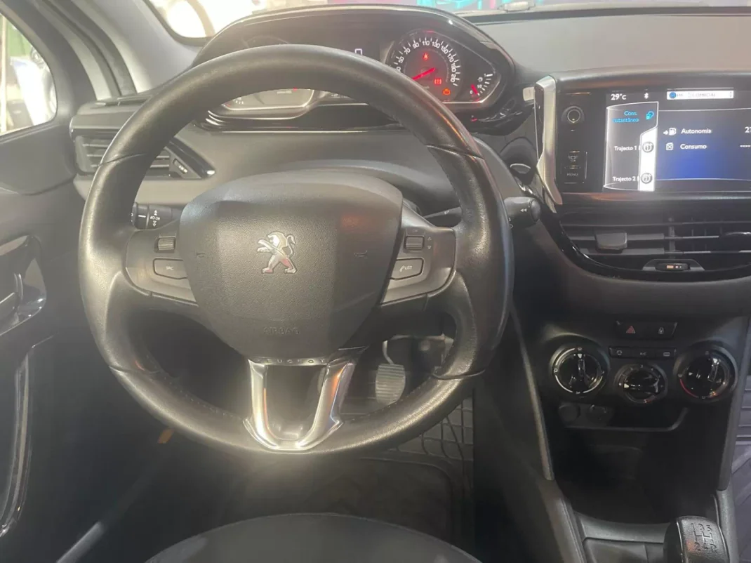 Peugeot 208 2013 - 6999 EUR, 195000 km - AUTO.MOTO.pt - 195000km - foto 29 de 35