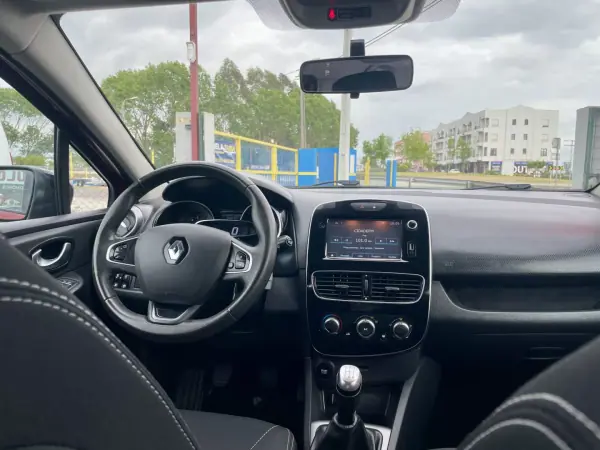 Renault Clio Sport Tourer 2018 - 11350 EUR, 87109 km - AUTO.MOTO.pt - 87109km - foto 24 de 27