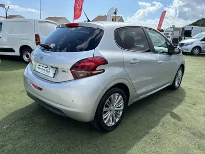 Peugeot 208 2017 - 11490 EUR, 95200 km - AUTO.MOTO.pt - 95200km - foto 8 de 12