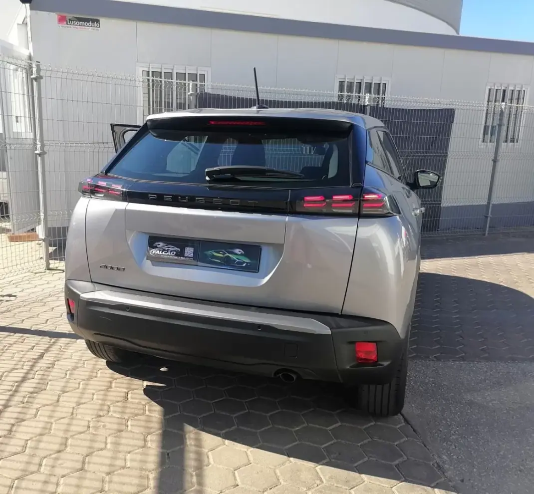 Peugeot 2008 2025 - 21900 EUR, 23898 km - 23898km - foto 4 de 17