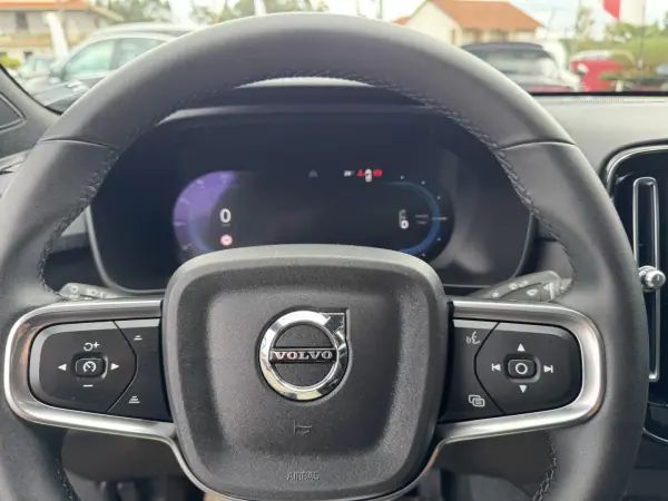 Volvo C40 2022 - 31900 EUR, 60000 km - AUTO.MOTO.pt - 60000km - foto 37 de 50