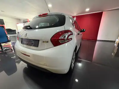 Peugeot 208 2014 - 9950 EUR, 141600 km - AUTO.MOTO.pt - 141600km - foto 6 de 19