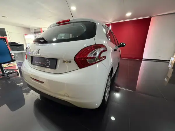 Peugeot 208 2014 - 9950 EUR, 141600 km - AUTO.MOTO.pt - 141600km - foto 6 de 19
