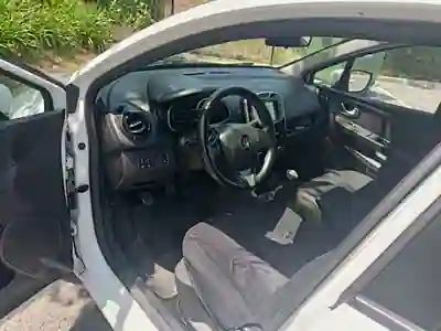 Renault Clio 2015 - 5050 EUR, 248250 km - AUTO.MOTO.pt - 248250km - foto 3 de 5