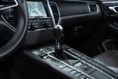 Porsche Macan 2016 - 49950 EUR, 131000 km - AUTO.MOTO.pt - 131000km - foto 17 de 53