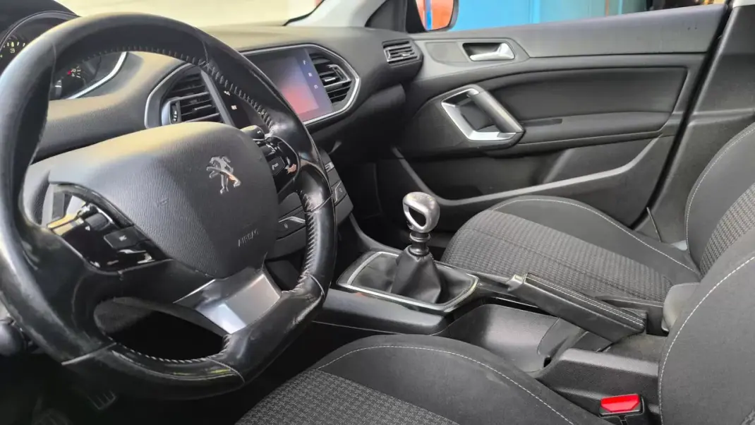 Peugeot 308 SW 2018 - 9900 EUR, 175000 km - AUTO.MOTO.pt - 175000km - foto 10 de 16