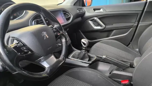 Peugeot 308 SW 2018 - 9900 EUR, 175000 km - AUTO.MOTO.pt - 175000km - foto 10 de 16