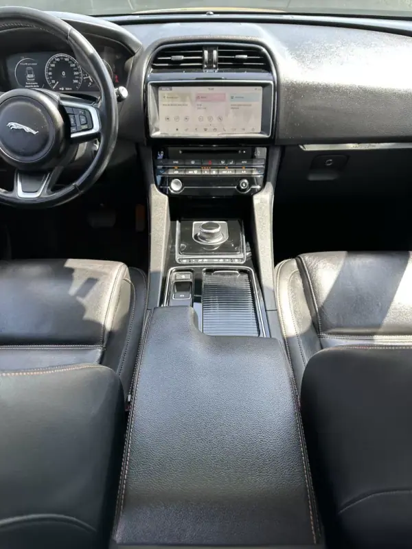 Jaguar F-Pace 2018 - 22500 EUR, 146000 km - AUTO.MOTO.pt - 146000km - foto 39 de 69