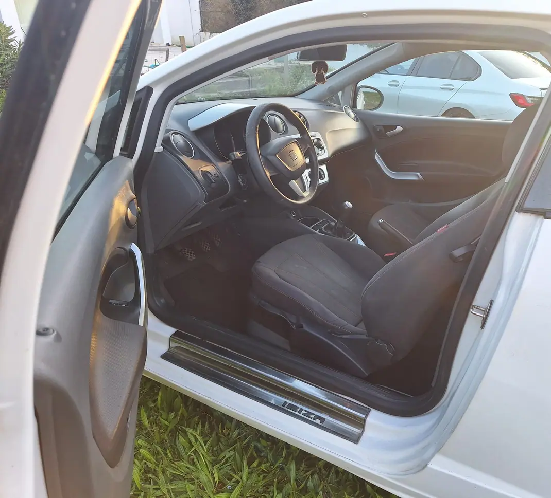 SEAT Ibiza 2011 - 5000 EUR, 102000 km - AUTO.MOTO.pt - 102000km - foto 5 de 6