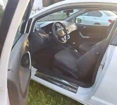 SEAT Ibiza 2011 - 5000 EUR, 102000 km - AUTO.MOTO.pt - 102000km - foto 5 de 6