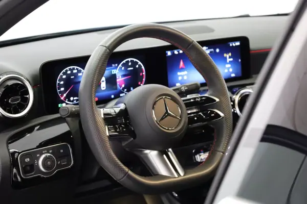Mercedes-Benz A 180 Limousine 2025 - 39990 EUR, 6272 km - AUTO.MOTO.pt - 6272km - foto 21 de 47