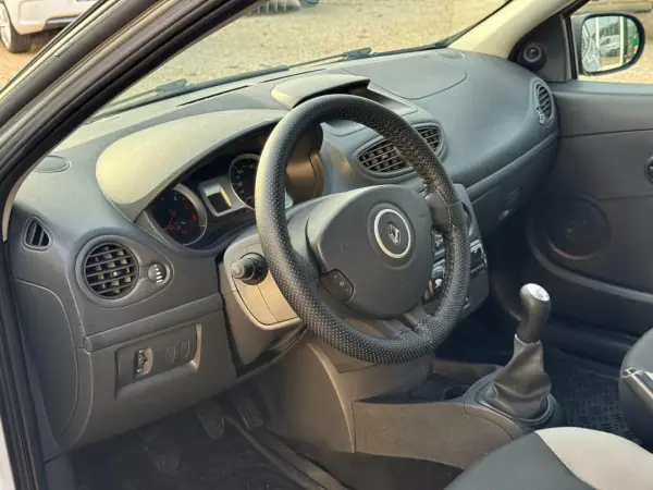 Renault Clio 2009 - 4280 EUR, 290626 km - AUTO.MOTO.pt - 290626km - foto 9 de 16