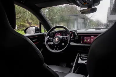 Porsche Macan 2025 - 83990 EUR, 15400 km - AUTO.MOTO.pt - 15400km - foto 38 de 49