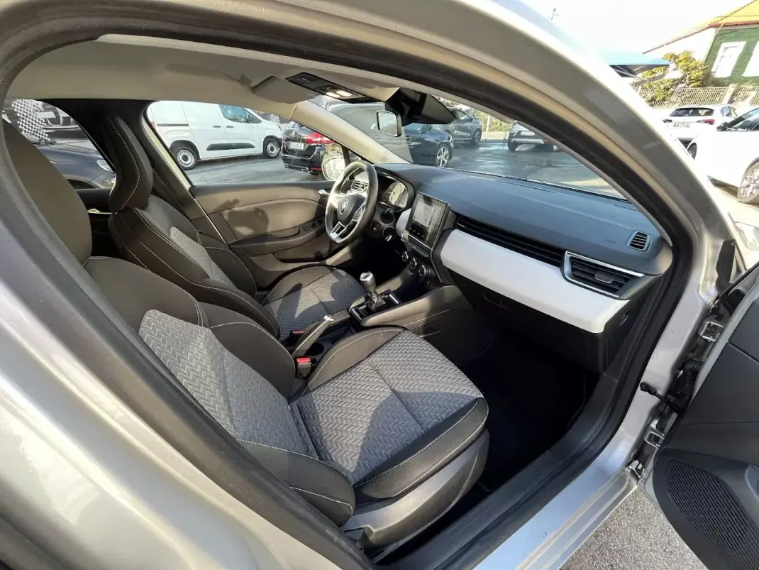 Renault Clio 2023 - 15450 EUR, 66000 km - AUTO.MOTO.pt - 66000km - foto 30 de 43