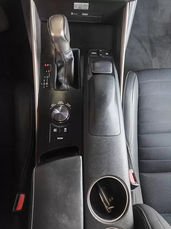 Lexus IS 300H 2013 - 19990 EUR, 170000 km - AUTO.MOTO.pt - 170000km - foto 34 de 38
