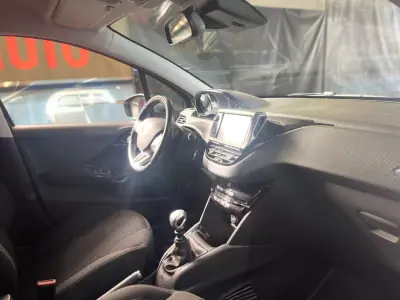 Peugeot 208 2018 - 8899 EUR, 106000 km - AUTO.MOTO.pt - 106000km - foto 27 de 42