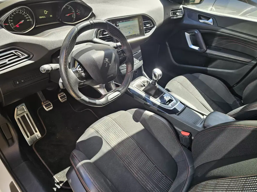 Peugeot 308 SW 2017 - 14500 EUR, 108350 km - AUTO.MOTO.pt - 108350km - foto 8 de 21
