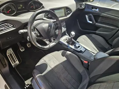 Peugeot 308 SW 2017 - 14500 EUR, 108350 km - AUTO.MOTO.pt - 108350km - foto 8 de 21