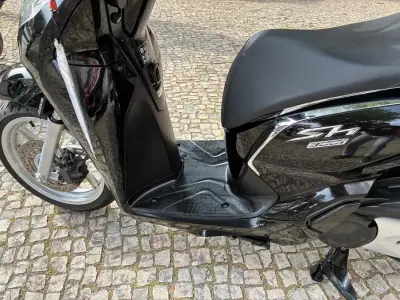 Honda SH 150i 2018 - 2950 EUR, 52726 km - AUTO.MOTO.pt - 52726km - foto 12 de 16