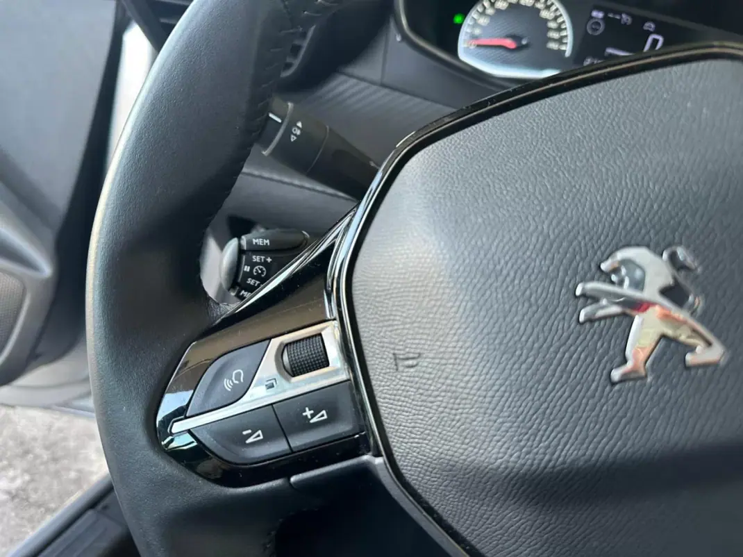 Peugeot 208 2023 - 16900 EUR, 27566 km - AUTO.MOTO.pt - 27566km - foto 21 de 36