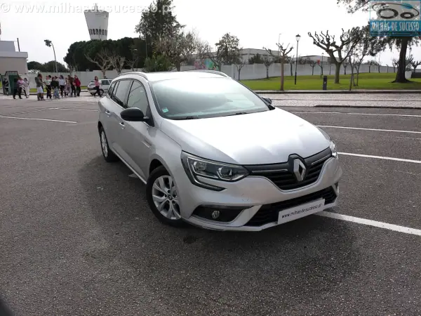 Renault Mégane Sport Tourer 2020 - 14250 EUR, 178000 km - AUTO.MOTO.pt - 178000km - foto 26 de 26