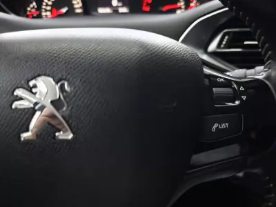 Peugeot 308 2017 - 13950 EUR, 183610 km - AUTO.MOTO.pt - 183610km - foto 25 de 45