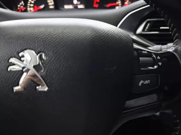 Peugeot 308 2017 - 13950 EUR, 183610 km - AUTO.MOTO.pt - 183610km - foto 25 de 45