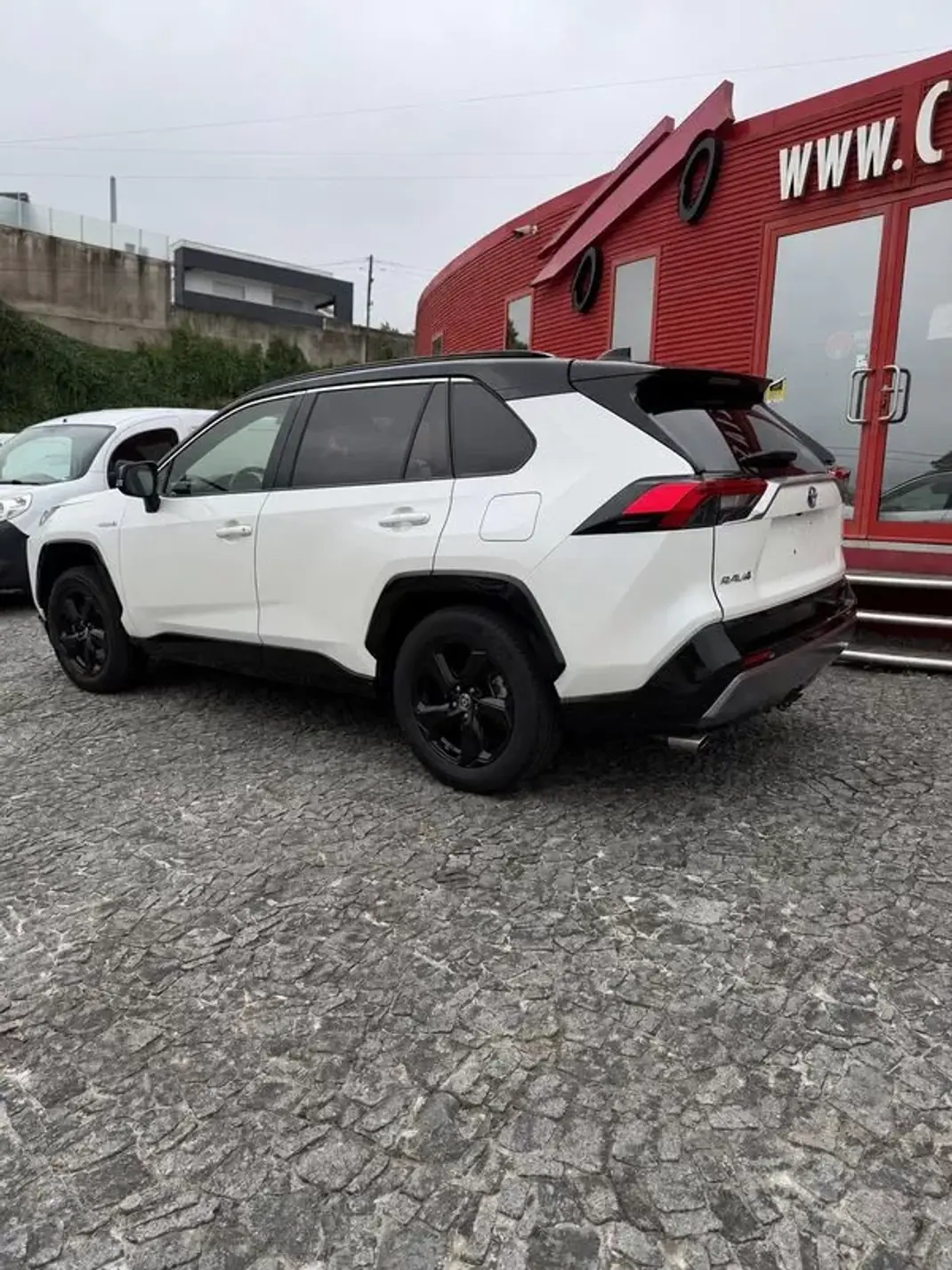 Toyota RAV4 2021 - 30900 EUR, 100000 km - AUTO.MOTO.pt - 100000km - foto 3 de 5