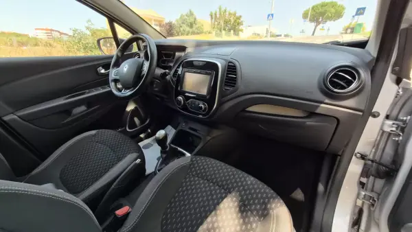 Renault Captur 2018 - 12890 EUR, 130000 km - AUTO.MOTO.pt - 130000km - foto 5 de 14