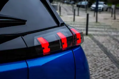 Peugeot e-2008 2021 - 20850 EUR, 60050 km - AUTO.MOTO.pt - 60050km - foto 11 de 44