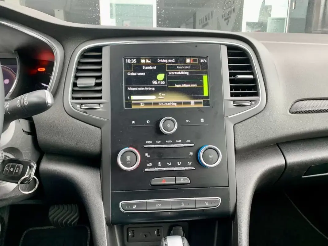 Renault Mégane Sport Tourer 2019 - 16900 EUR, 95084 km - AUTO.MOTO.pt - 95084km - foto 14 de 19