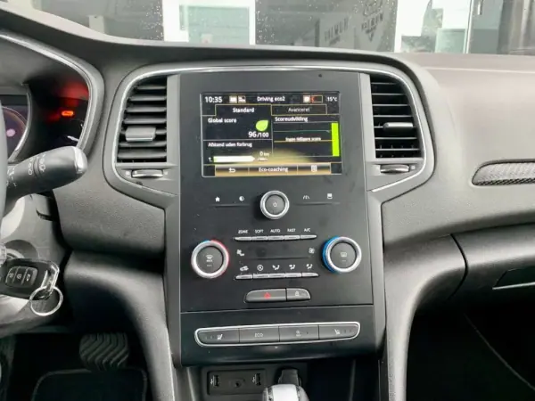 Renault Mégane Sport Tourer 2019 - 16900 EUR, 95084 km - AUTO.MOTO.pt - 95084km - foto 14 de 19