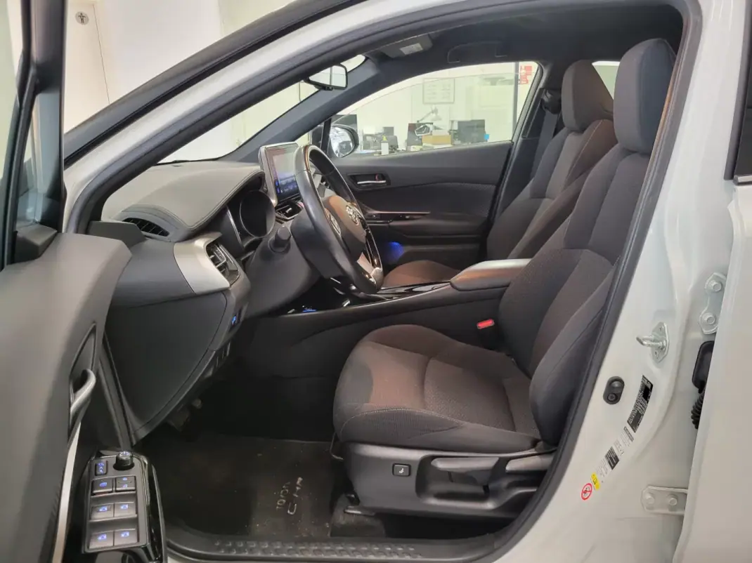Toyota C-HR 2019 - 22950 EUR, 84605 km - 84605km - foto 15 de 29
